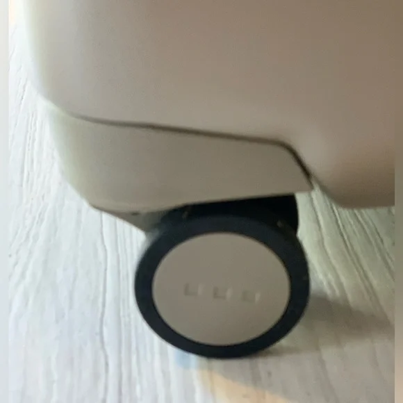 New Hybrid suitcase-trunk w/ telescopic handle, TSA locks & smooth wheel… - Picture 10 of 15